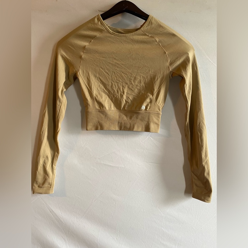 Aura Athletica Womens Crop Shirt Beige Long Sleeve Open Back thumb holes S/M